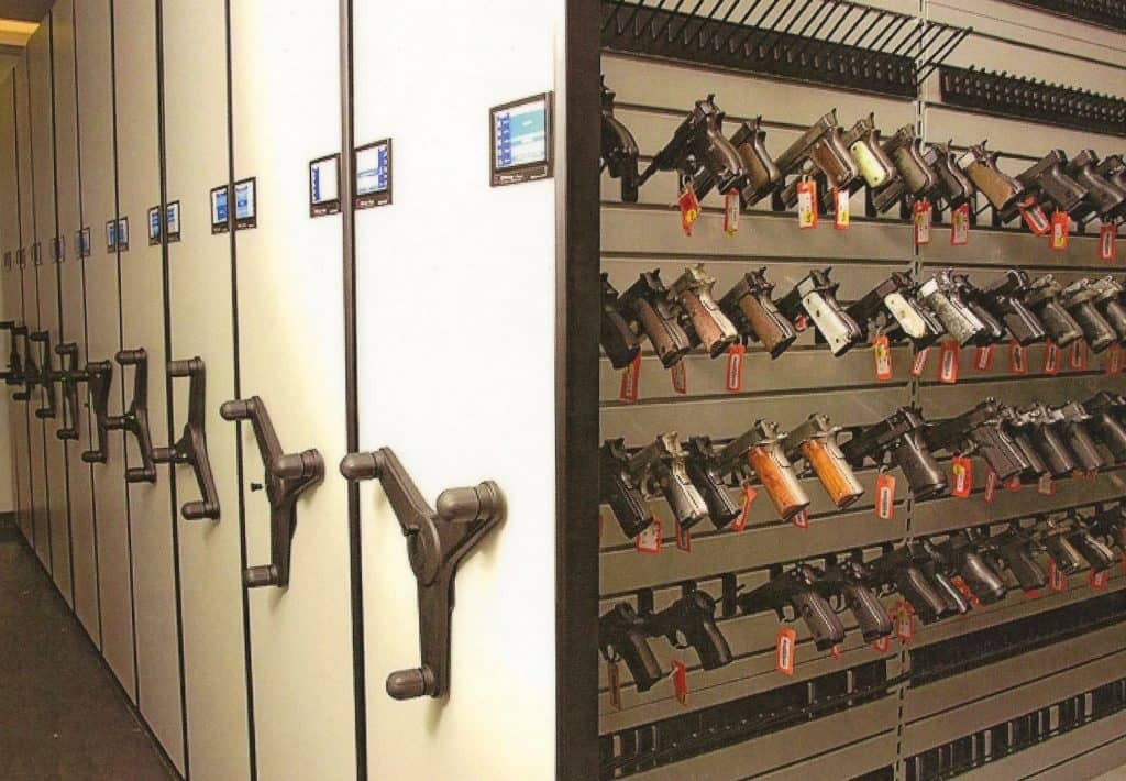 Forbedring av våpensikkerhet med RFID: Smarte skap, UHF-antenner og sporing i sanntid